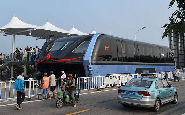 transit-elevated-bus-first-test-ride-qinhuangdao-china 02